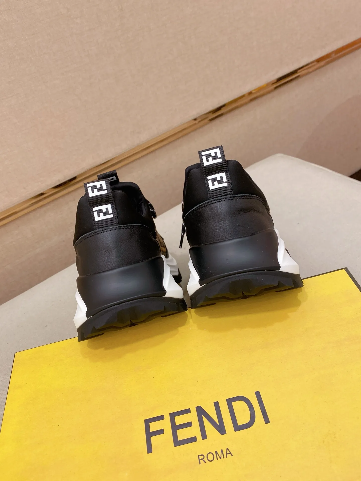 Men's shoes 💰 462💰 (fendi) New style 👊🏻 upper 🇮🇹 imported cowhide fabric 🇩🇪 lining imported sheepskin lining. The original outsole is molded to highlight the identity of every man, and the upper foot is elegant and stable🚶🏻🚶🏻The high-end custom counters reproduce the original version📯No matter the wind or rain, the shoe last remains unchanged and can withstand the verification of time🔍️,🔵 Size: 38-44